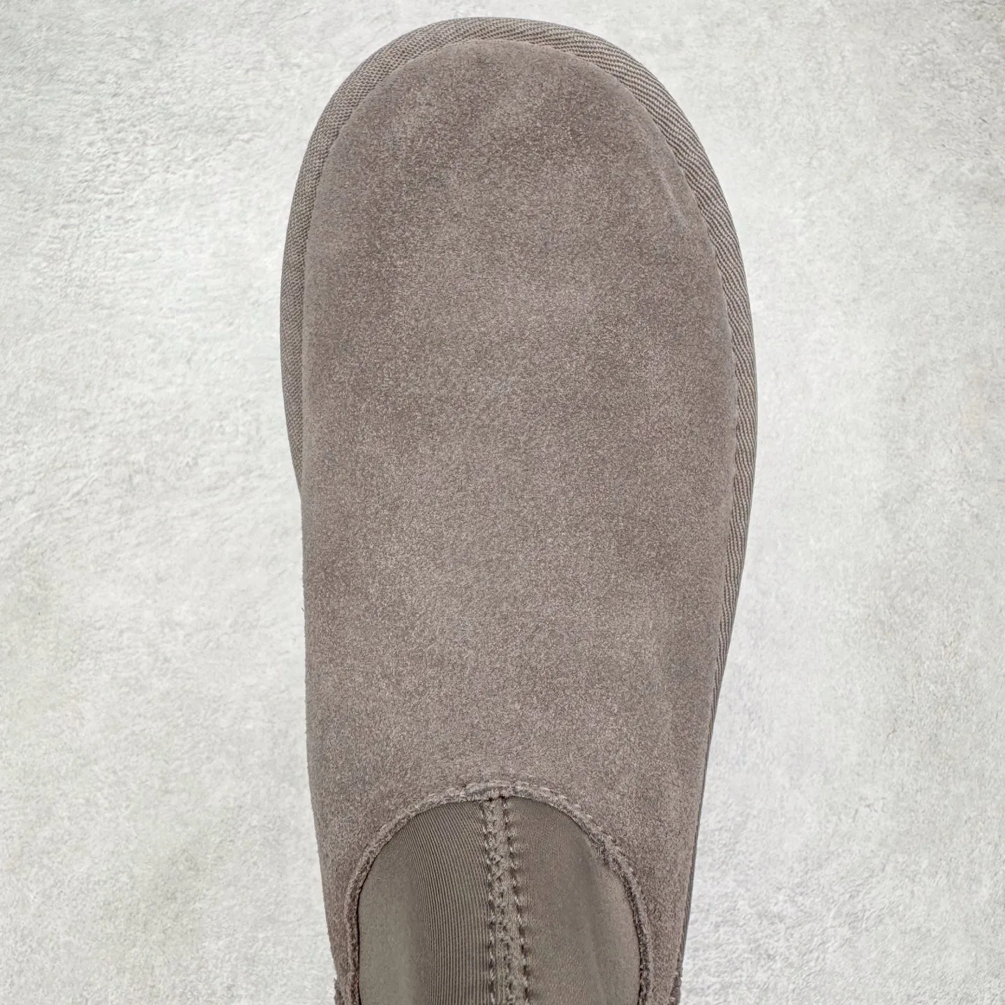 Pick up locally💰520 UGG 8170 classic autumn and winter sheepskin and fur integrated snow boots. Private order price and ingenious positioning. Direct supply from Sangpo eight-year-old factory. Reject high profits. Differentiate pig-killing version. Longfeng A-grade Australian imported sheepskin and fur integrated. Fully follow the ZP process. OEM original pattern maker. Adhere to no original shoes and no development options. Pay attention to every detail. The most authentic version on the market. TREADLITE "light wing" technology outsole. Lightweight/durable/flexible/pile-type suede upper, fine skin-friendly recycled polyester fiber piping, comfortable and easy to care for, good warmth retention, UGG plush™ lining and insole, soft and skin-friendly, comfortable and warm, classic shoe shape with lightweight thick sole, stable and fashionable for autumn and winter street style, Treadlite by UGG light wing outsole, light cushioning, reducing the burden on your feet, comfortable and lightweight, helping you to play easily all day long. Size: 35 36 37 38 39 40 41 Coding: by3936000